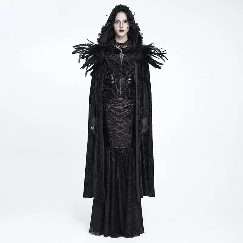 Damkappa med gotisk blommig fjäder och spetskant, huvad och lång kappa