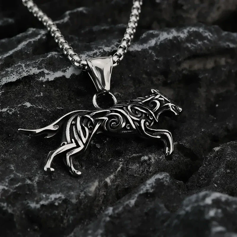 Herrhalsband med punkmotiv och varghänge