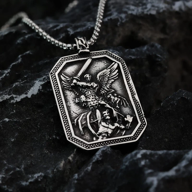 Herrhalsband med punkmotiv och ärkeängeln Mikael