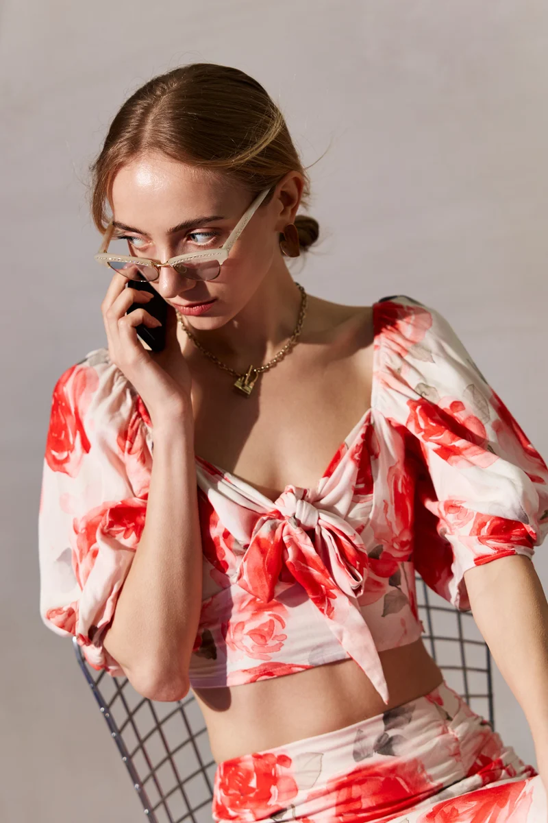 Lily|100% Viscose Floral Front Knotted Top