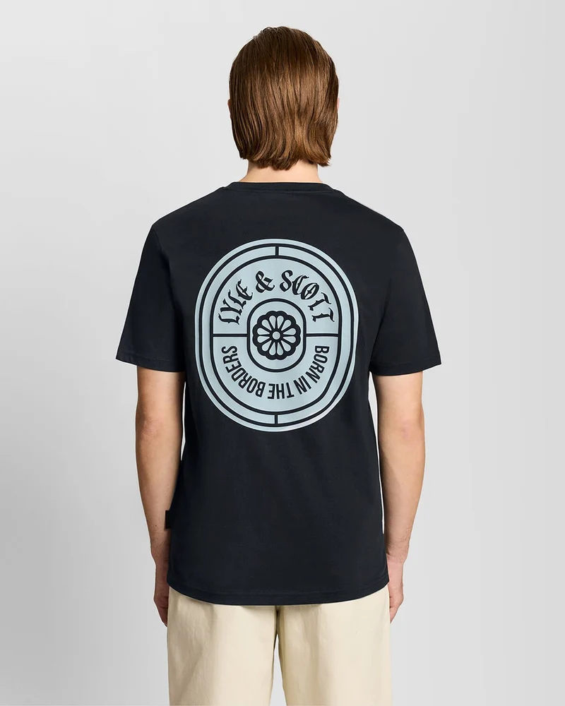 Lyle & Scott Herr T-shirt med gränsmärke och grafisk design | Mörkblå