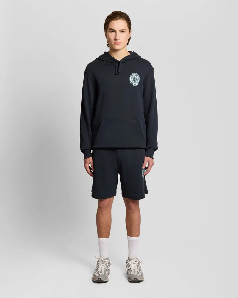 Lyle & Scott Herrshorts med grafiskt märke i bomull | Mörkblå