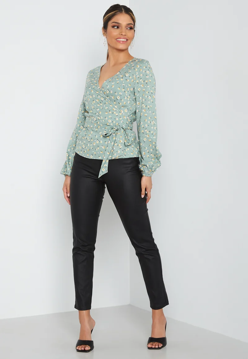 Liria wrap top