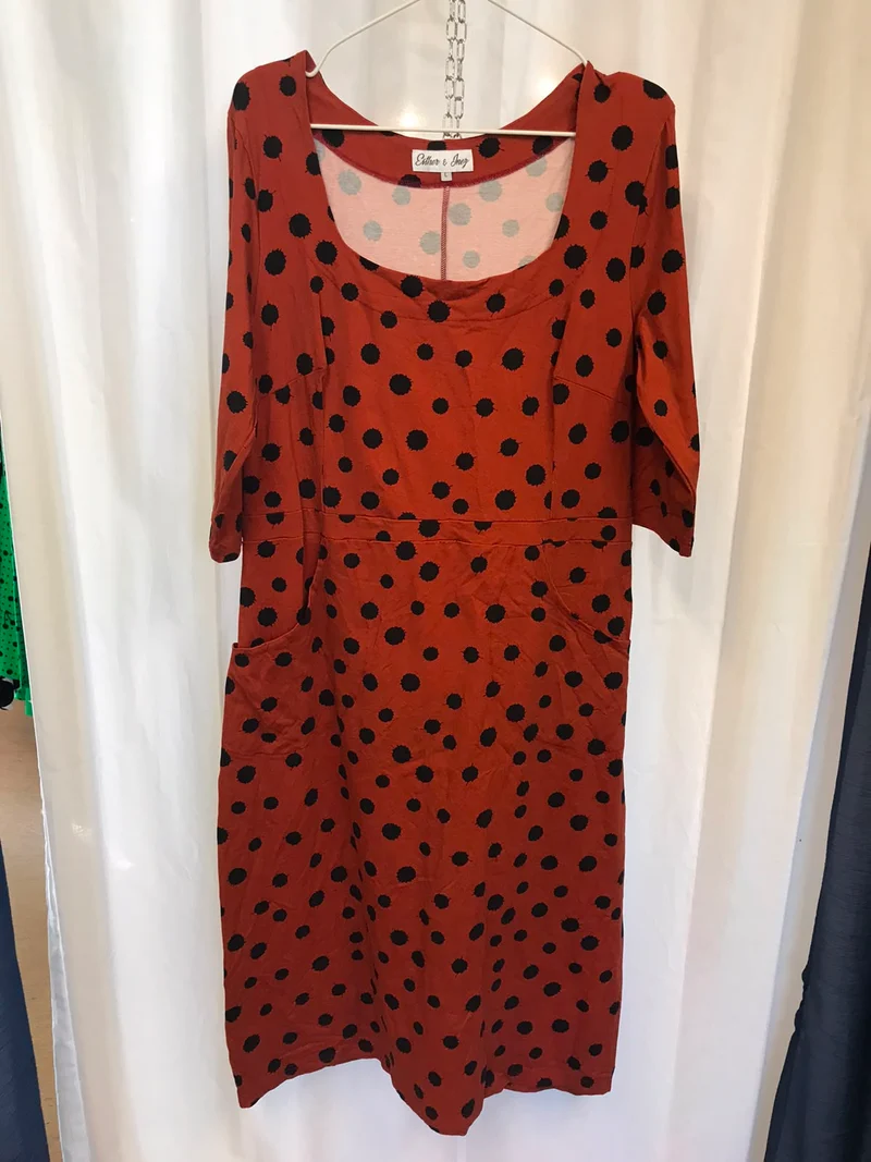 Secondhand: Klänning Inez - Dotsplash red - L
