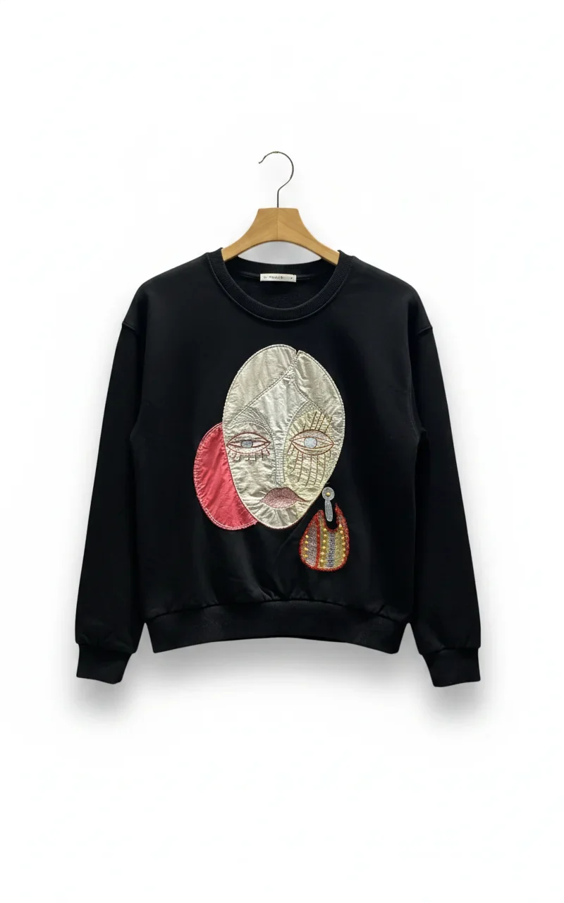 Svart sweatshirt med broderat ansikte