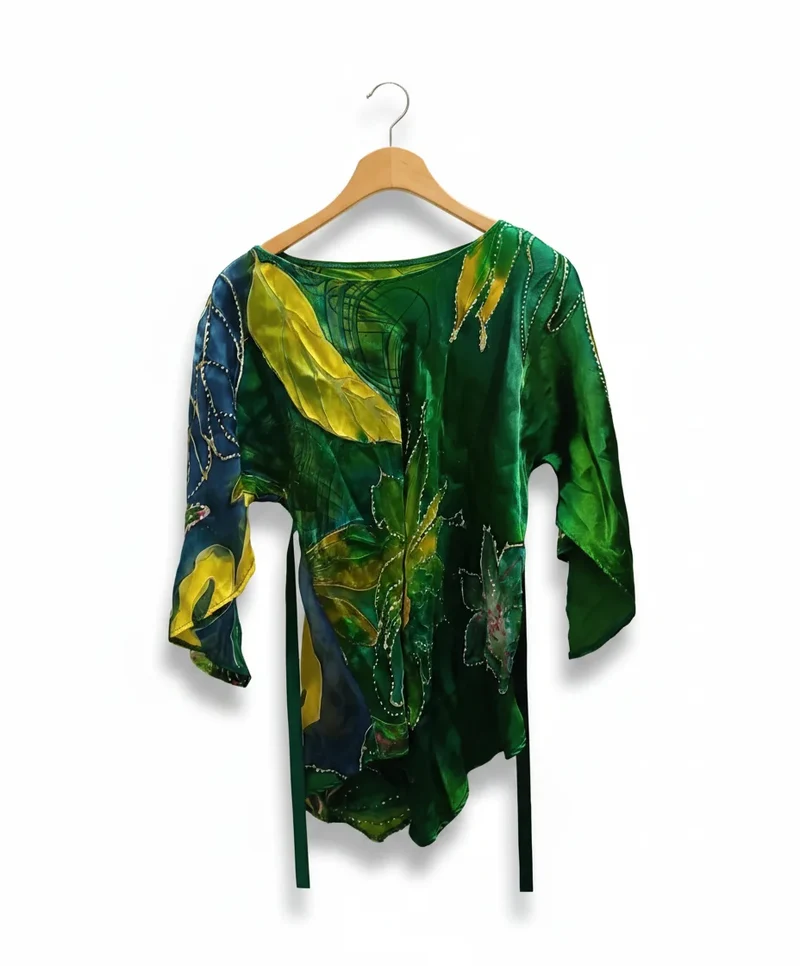 Sidenmjuk blus med blommönster och asymmetrisk fåll