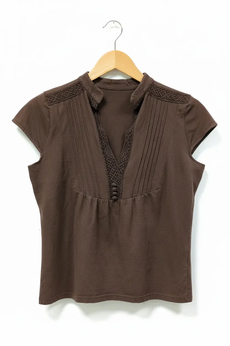 Kort brun blus med spetskant, storlek S