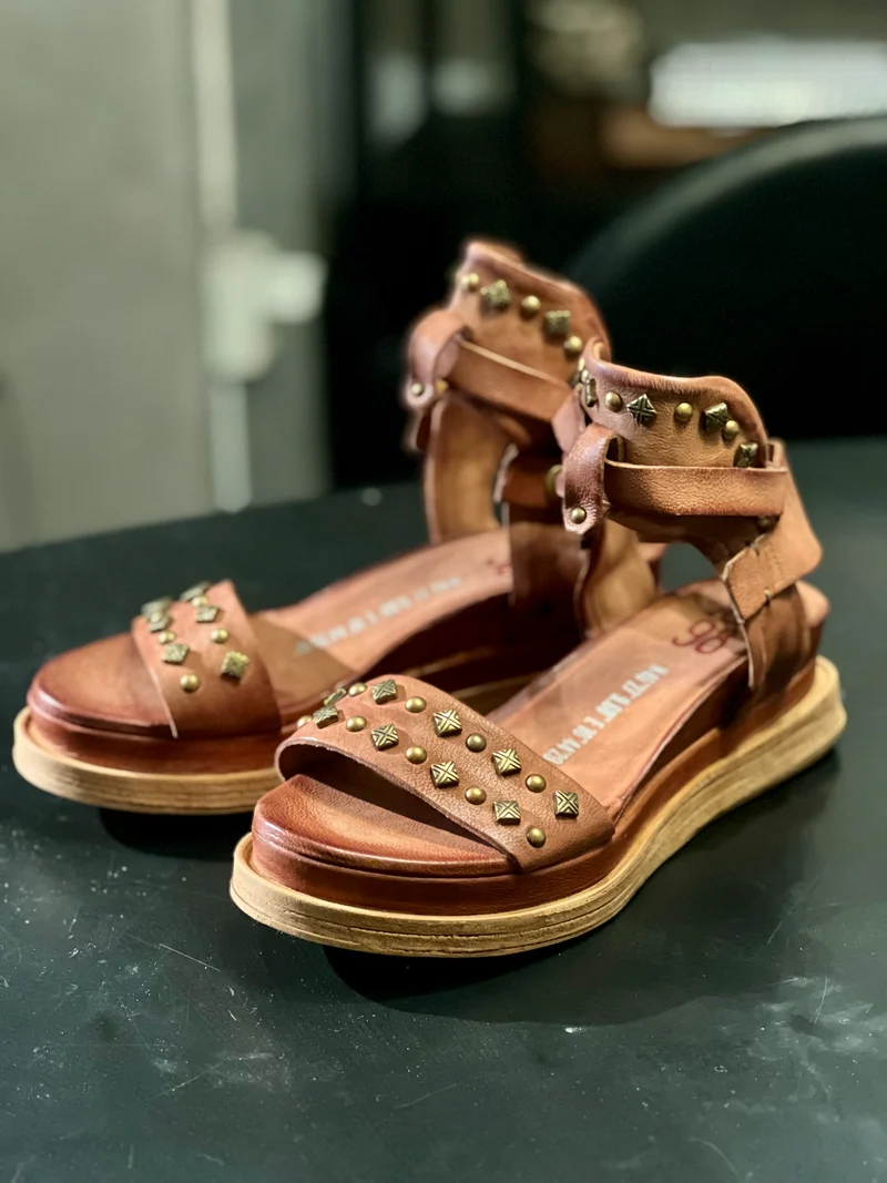 Sandaler med nitar från AS98