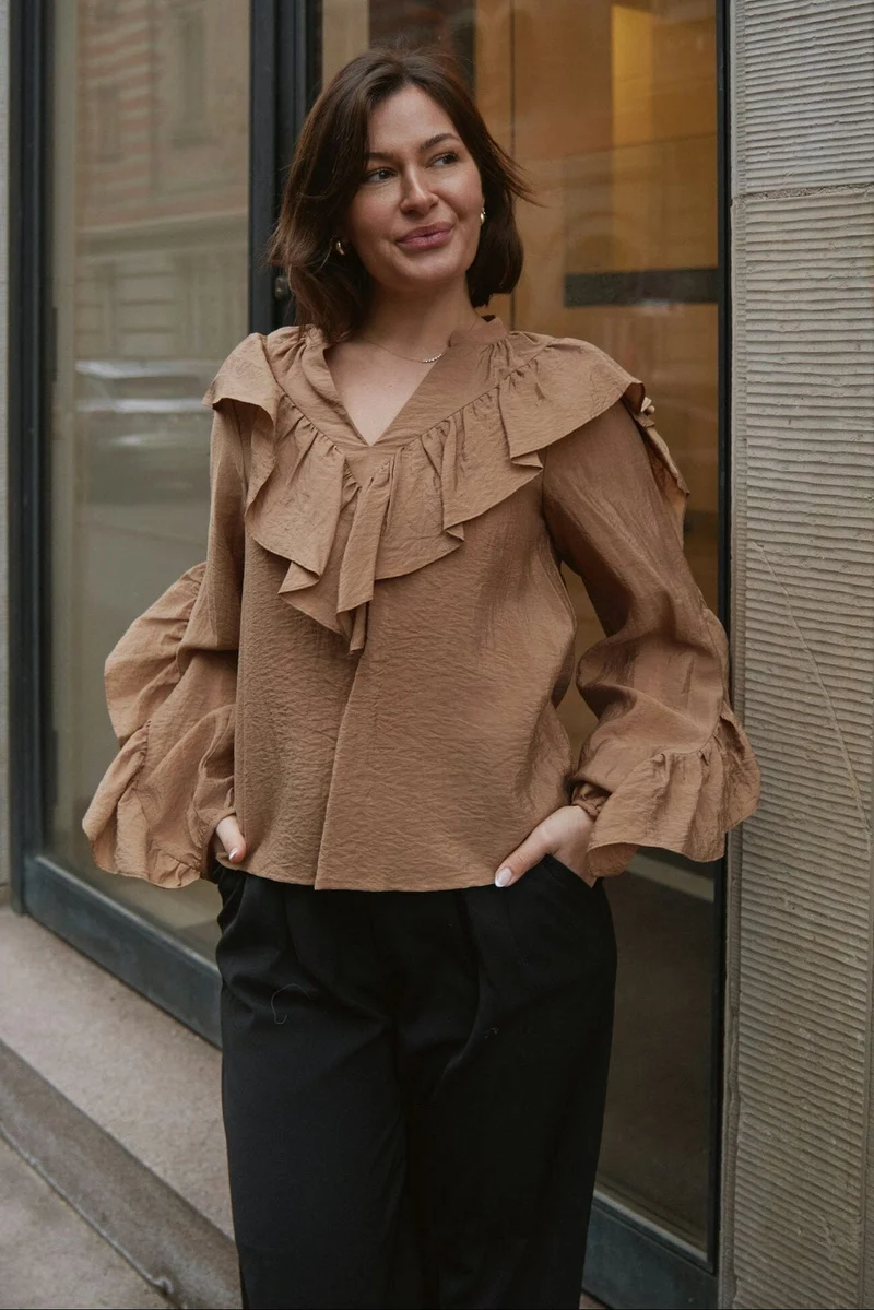 Neo Noir - Nula Flounce Crisp Blouse 167525 - 125 - Dark Sand